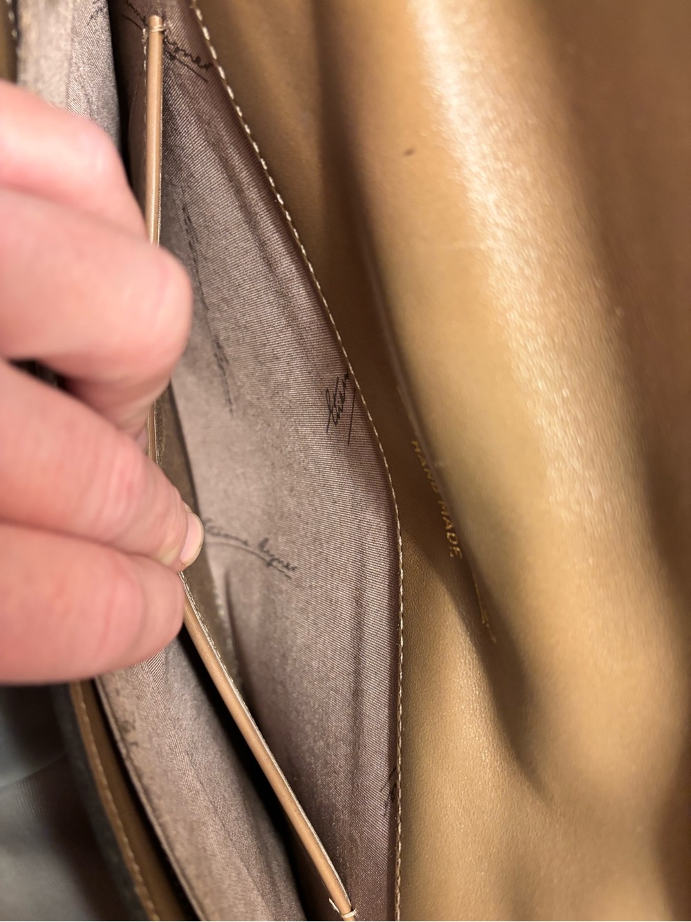🎉BOGO 1/2🎉 Vintage Etienne Aigner Tan Leather Flap Crossbody Bag - Picture 7 of 9